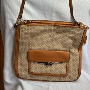Coach: women’s purse signature bag Brown with gold details. Shoulder bag